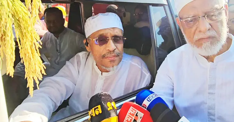 গণমাধ্যমকর্মীদের সঙ্গে কথা বলছেন বাবর